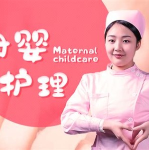 月嫂大力摇晃婴儿