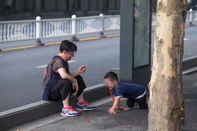 网上热话｜采颐花园活春宫？ 男子脱裤露股照疯传 网民：被蛇咬吸返啲毒