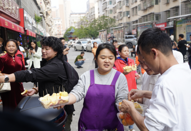 发型师晓华店铺门口人山人海