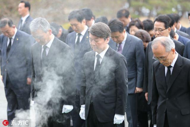  韩国总统向国民鞠躬致歉：一切因我疏忽与不德所致