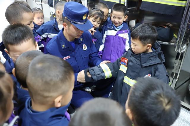 119致敬火焰蓝 幼儿走进消防队体验