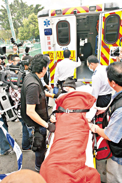 油麻地男子疑遭追债堕楼亡 父母今晨抵殓房办理认尸手续