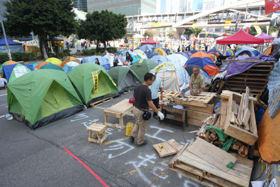 有汗出冇粮出｜东涌公屋地盘大判拖粮2000万 近百工人堵塞入口抗议(有片)