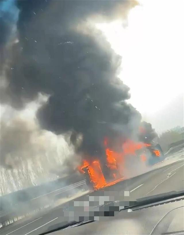 载学生大巴车在高速起火 当地回应