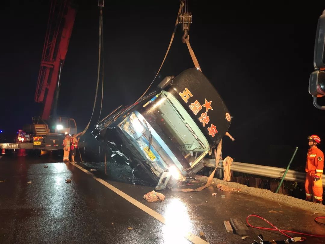 沈海高速发生客车侧翻事故 2人受伤无生命危险