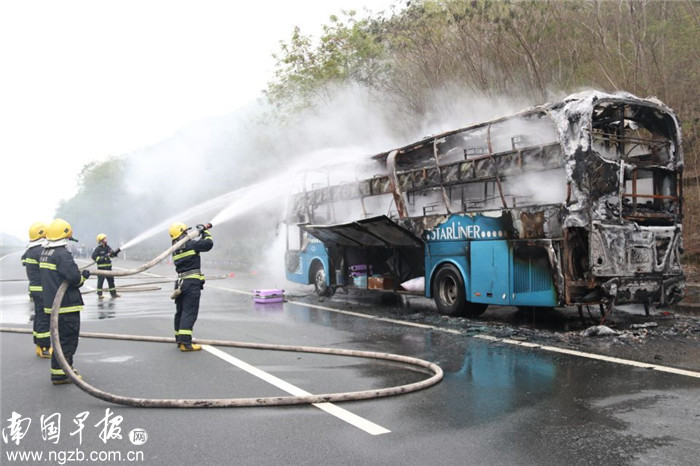 医院回应一客车在高速起火 乘客均安全送医