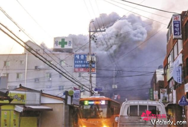 大围村屋疑电线短路引起火警 两名男女受伤送院