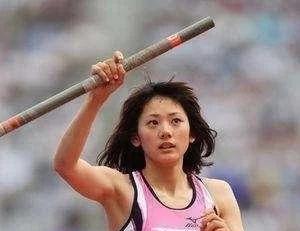 46岁姚嘉妮离婚后状态极佳 高衩长裙大晒逆天长腿 网民：更有女人味