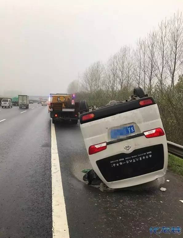 三轮车发生碰撞后转圈连撞3车 失控惊魂一幕