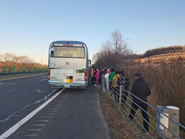 旅游大巴高速爆胎不停车 乘客报警 应急车道非休息区