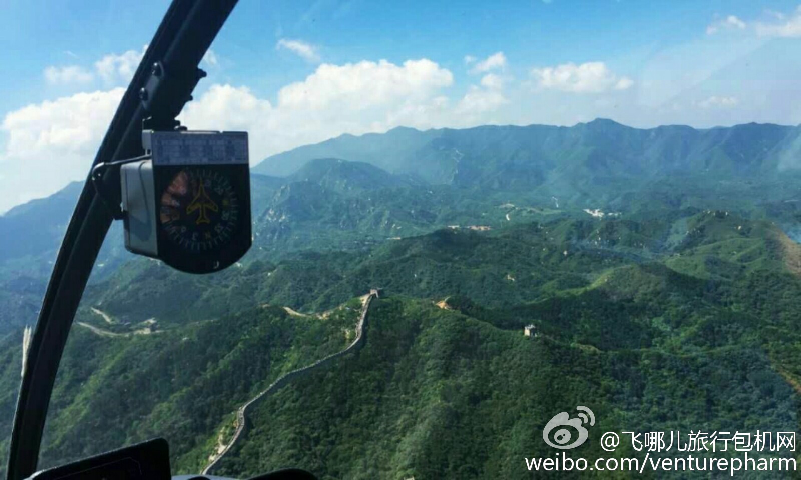 游客可乘直升机游览长城 空中俯瞰慕田峪全貌