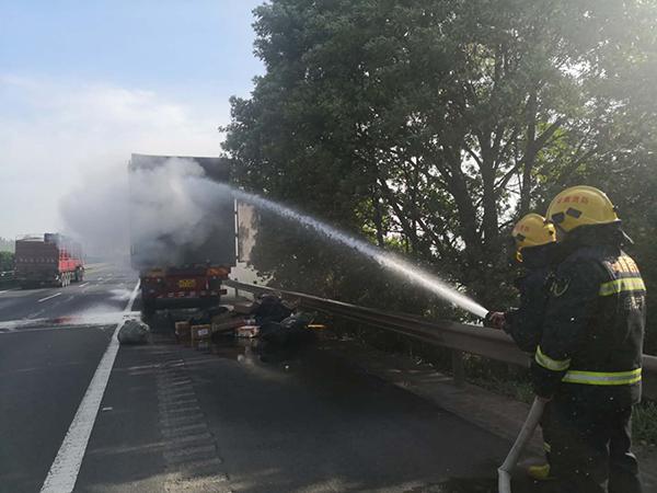 男子应聘司机后月租九千租货车 求职陷阱引关注