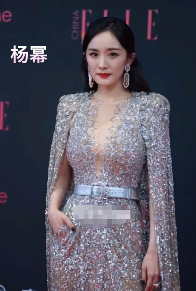 宋佳《ELLE》闭年刊封面 明媚风情闪耀都市