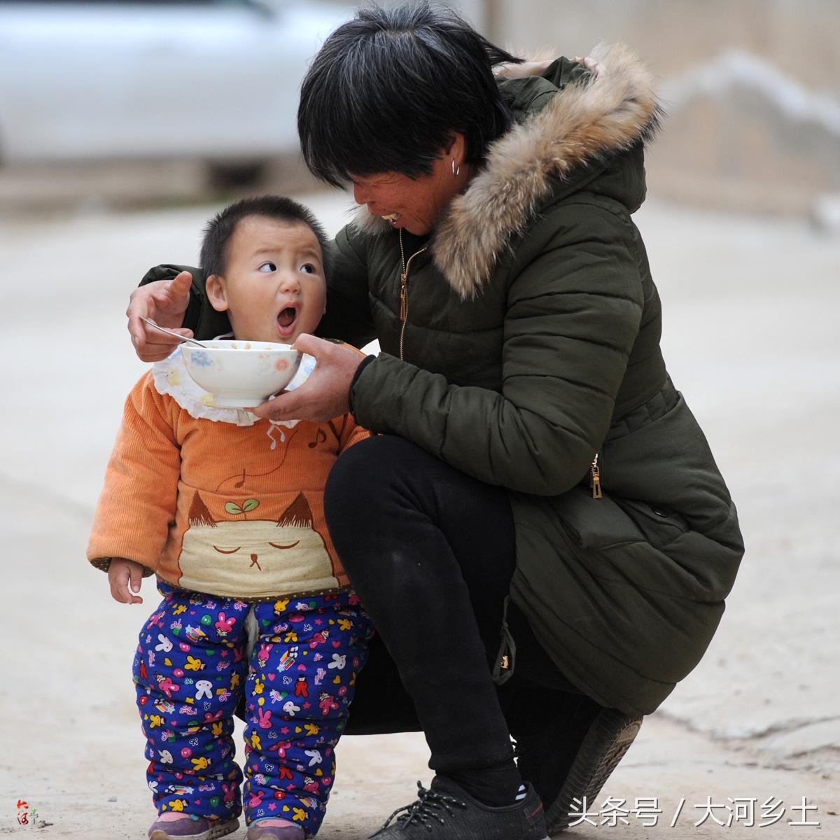 爷爷看望生病住院的孙女满眼心疼 亲情可贵令人动容