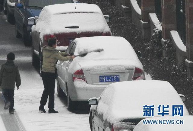 北京出动1.3万人次清除积雪 保障早高峰通行