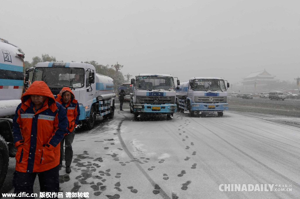 北京出动1.3万人次清除积雪 保障早高峰通行