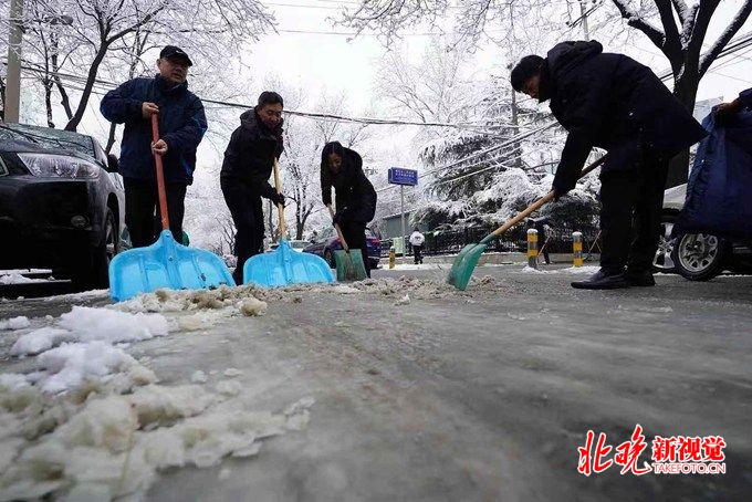 北京出动1.3万人次清除积雪 保障早高峰通行