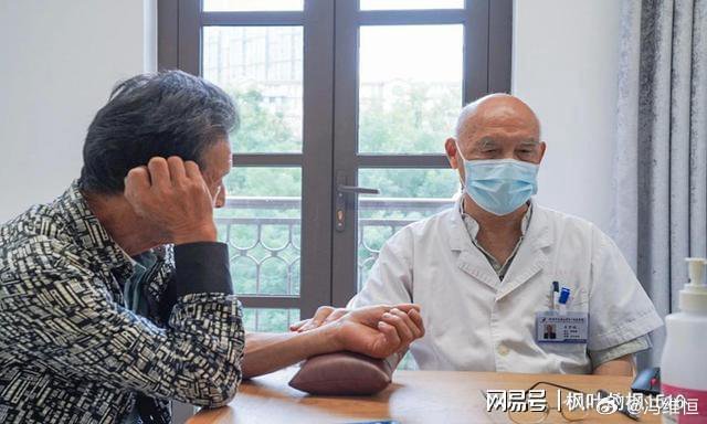 卫健委回应男子拿电锤给老人治病 电锤按摩引争议