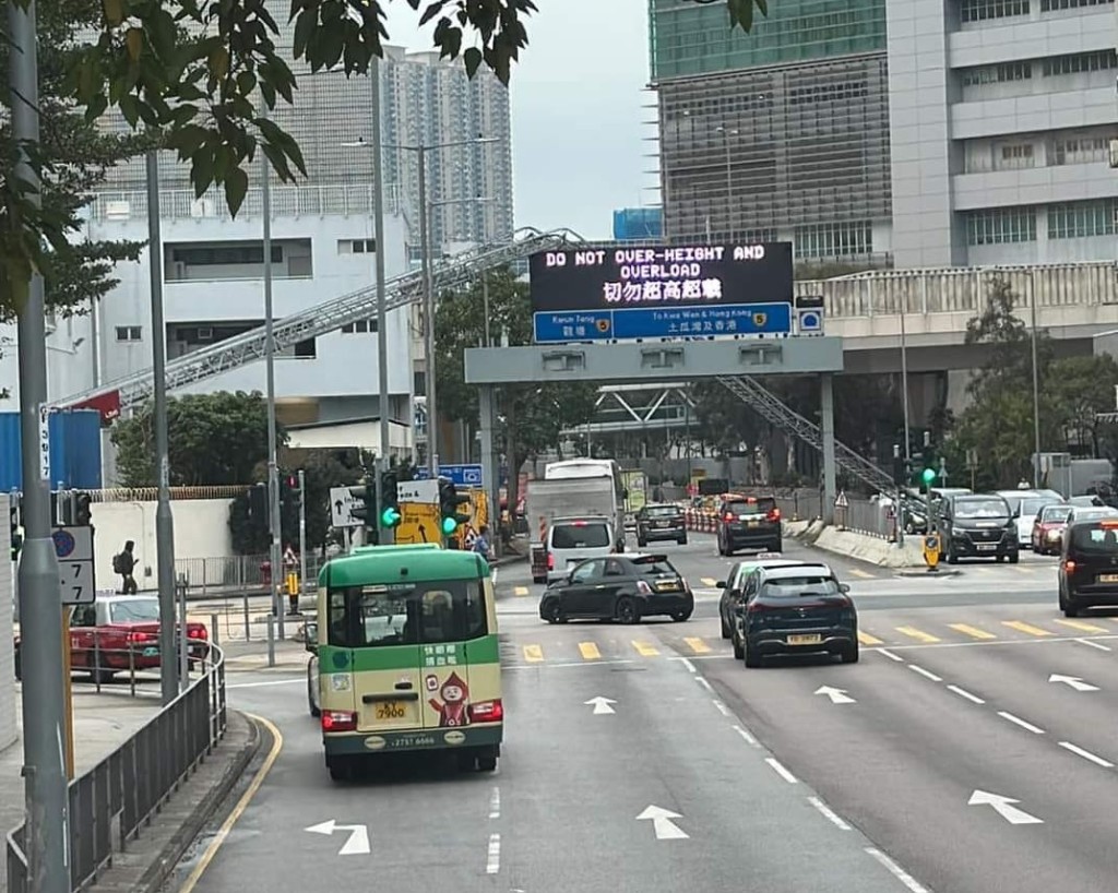 象鼻山路落斜火警已救熄 往荃湾方向全线仍封闭｜有片｜Yahoo