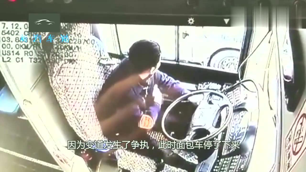 网上热话｜巴士男携「风火轮」拒落车 乘客围骂：你係咪想红？(有片)