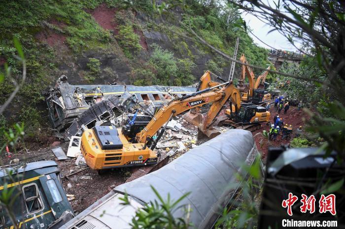 河南三门峡突发山体滑塌致铁路被埋 列车受阻无伤亡