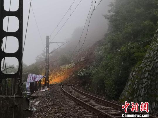 河南三门峡突发山体滑塌致铁路被埋 列车受阻无伤亡