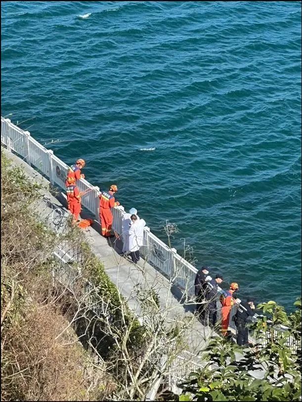 游览深圳大梅沙海滨栈道 女子疑因拍照堕海亡