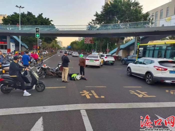 轿车抢黄灯撞上闯红灯摩托车 双方同等责任