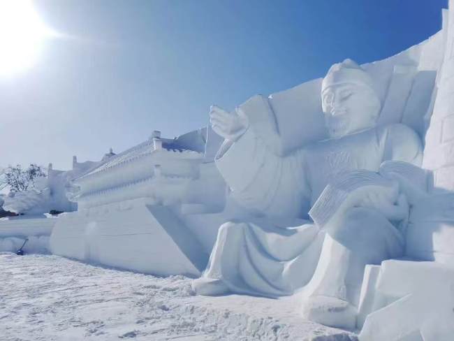 北京龙庆峡进入“采冰季” 巧思打造冰雪童话世界