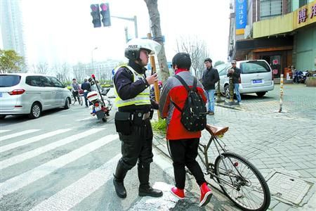 单车友舌战小巴司机 警：初步不涉警员 循不小心骑踏单车跟进