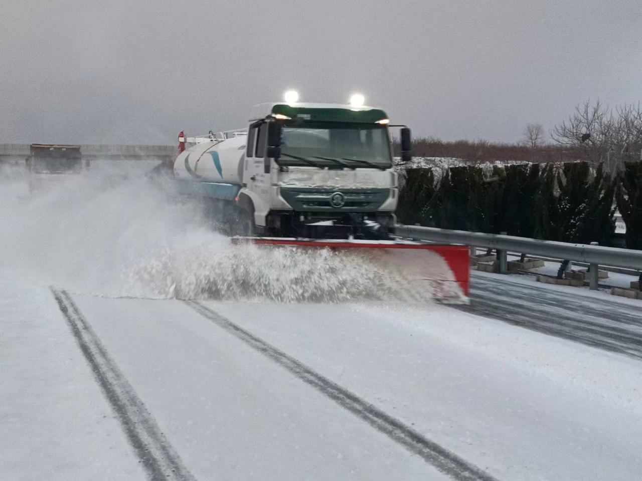 山东烟台凌晨迎来降雪 局地大雪需防滑