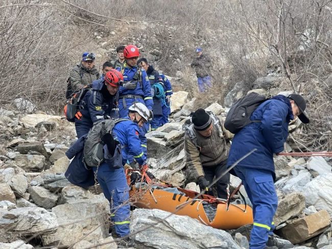 北京一男子爬野山大腿骨摔骨折 救援队员都惊了