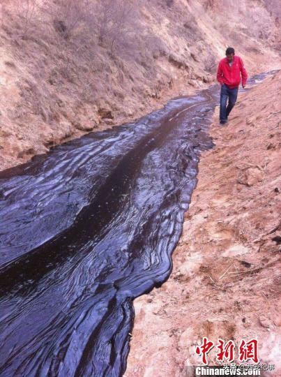 陕西一采油厂原油泄漏染黑河道 清理工作已完成