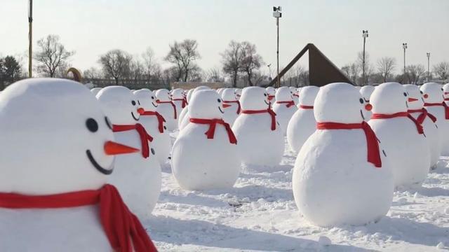 哈尔滨大雪人穿上新年衣服了 雪人军团登场引发热议