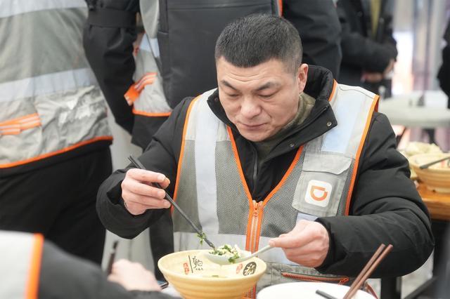 伴夜食堂请代驾司机吃夜宵