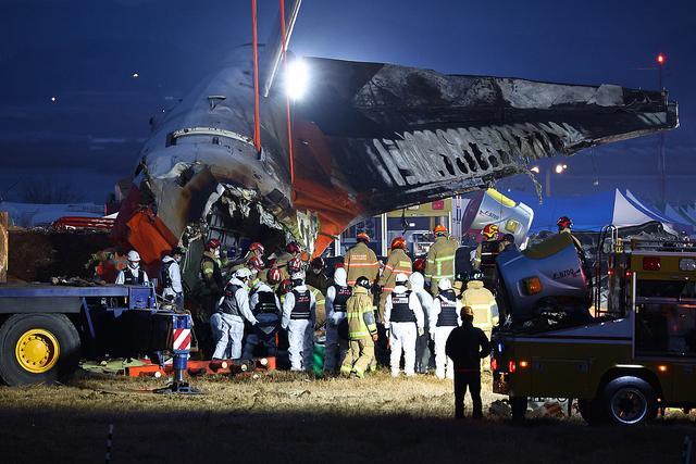 韩国客机爆炸确认179人遇难 事故现场惨烈燃烧殆尽