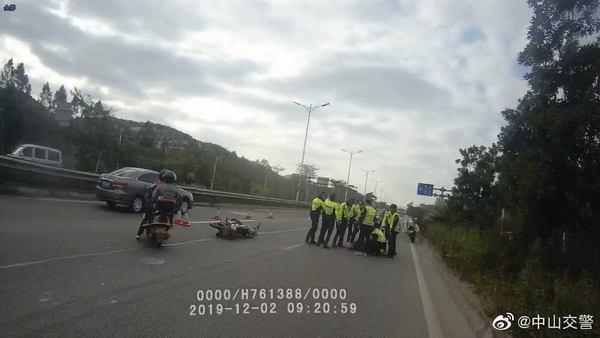 九龙湾车祸‧车Cam直击｜铁骑士高速避交警追截 遇休班海关拦车失控撞柱亡 海关：全力配合警调查