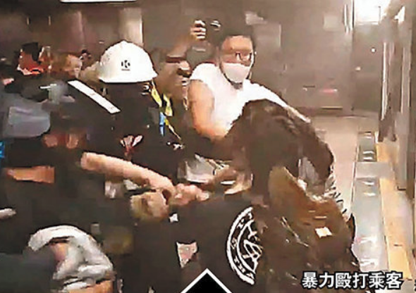 网上热话｜元旦港铁金钟站MMA 金髮女劝架遭黑衣男打到瞓地