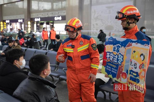 回家的路是他们全力守护 消防进家平安过冬